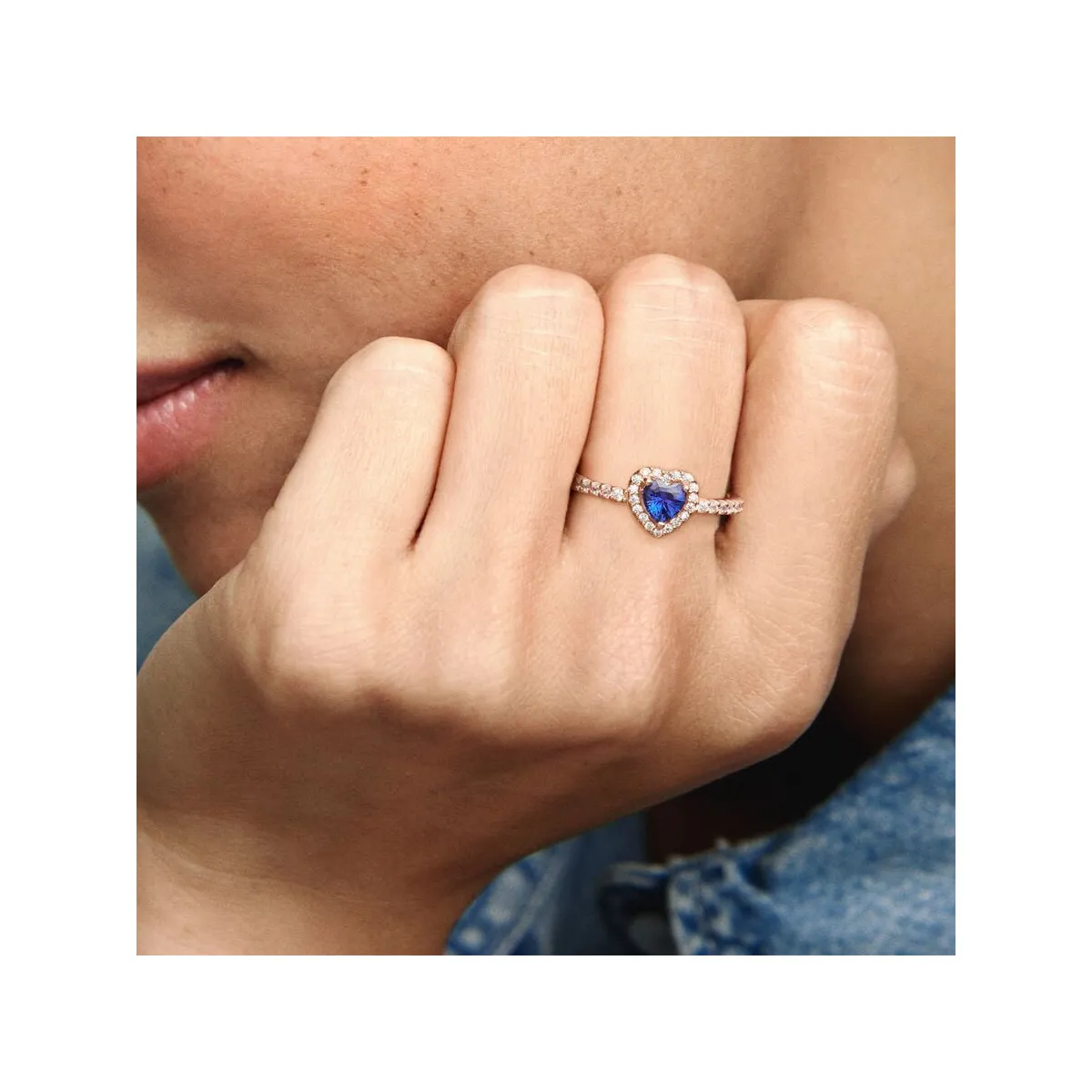 ANILLO CORAZóN EN RELIEVE AZUL BRILLANTE  PANDORA