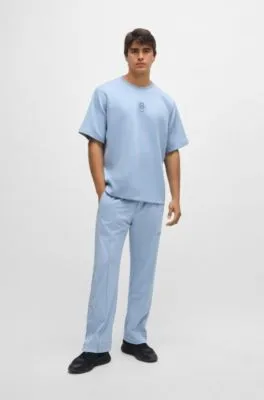 Camiseta relaxed fit con insignia de monograma doble