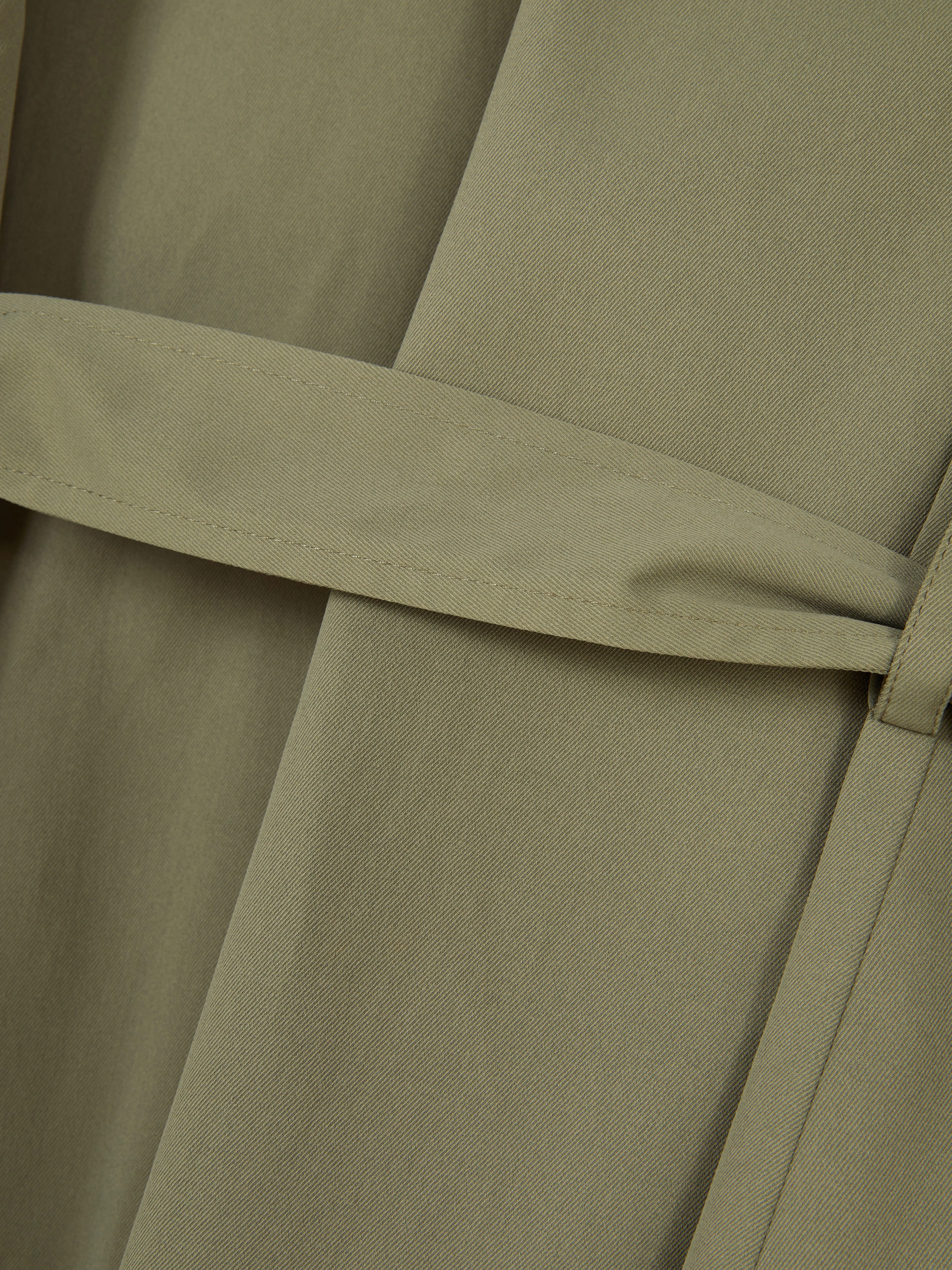 Gabardina de doble botonadura con cinturón