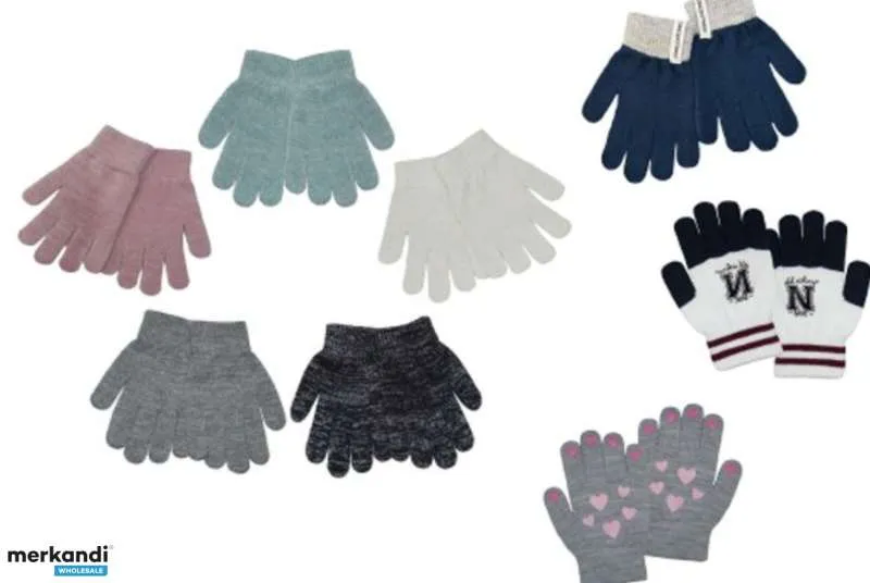Gorros, guantes y bufanda para niños durante todo el año Productos A de unos grandes almacenes alemanes