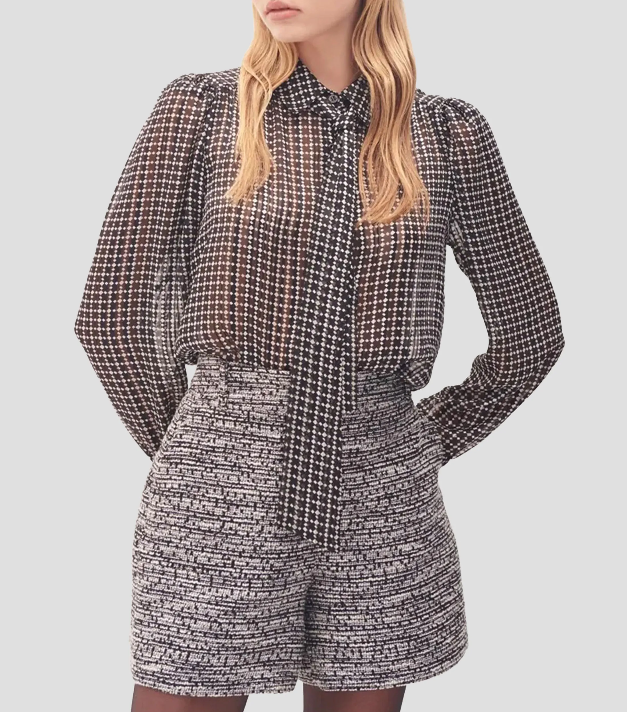 Julio Blusa Negra Jacquard Estampado Geométrico Con Corbatín Mujer