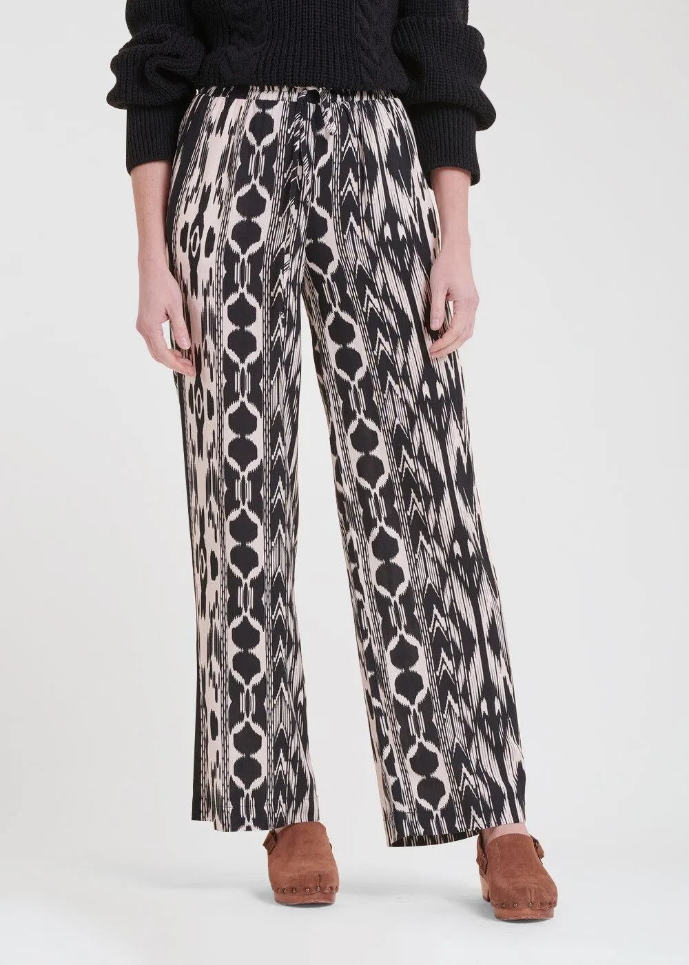 Pantalón recto estampado de talle alto en negro