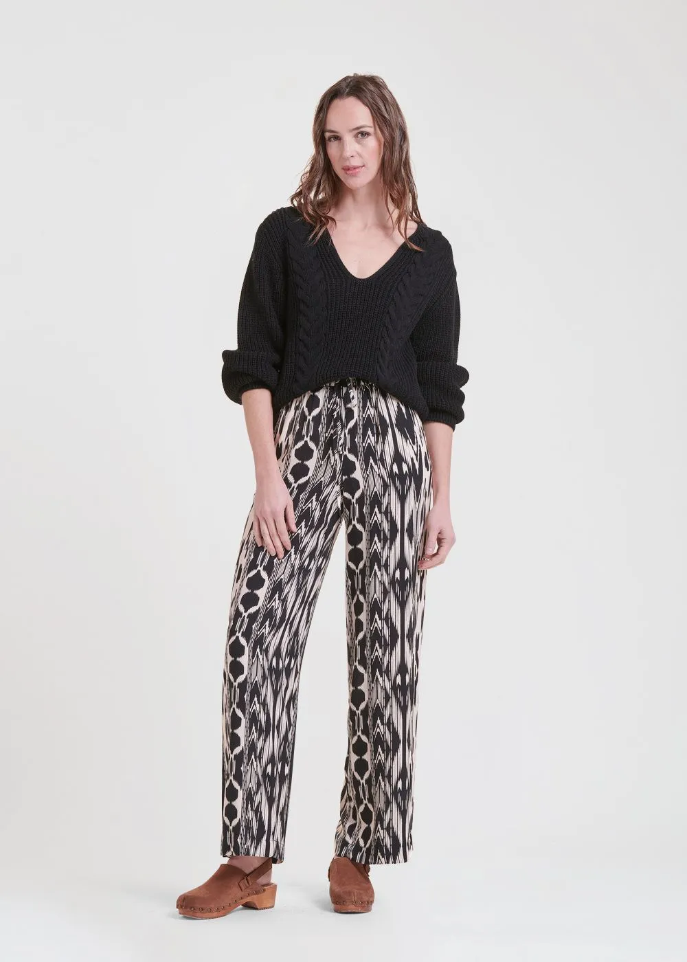 Pantalón recto estampado de talle alto en negro