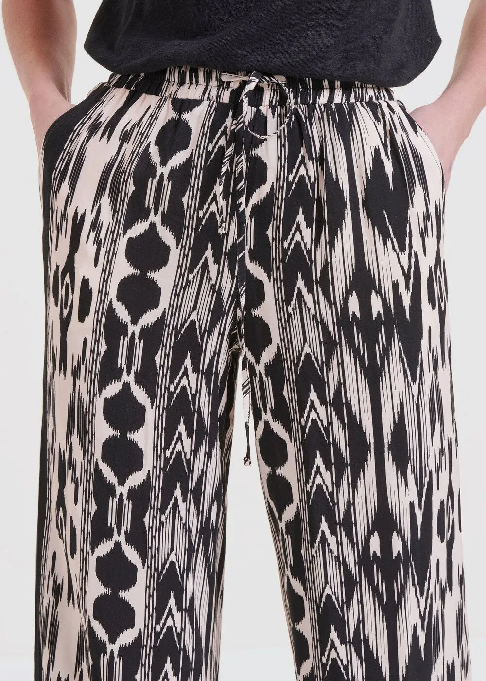 Pantalón recto estampado de talle alto en negro