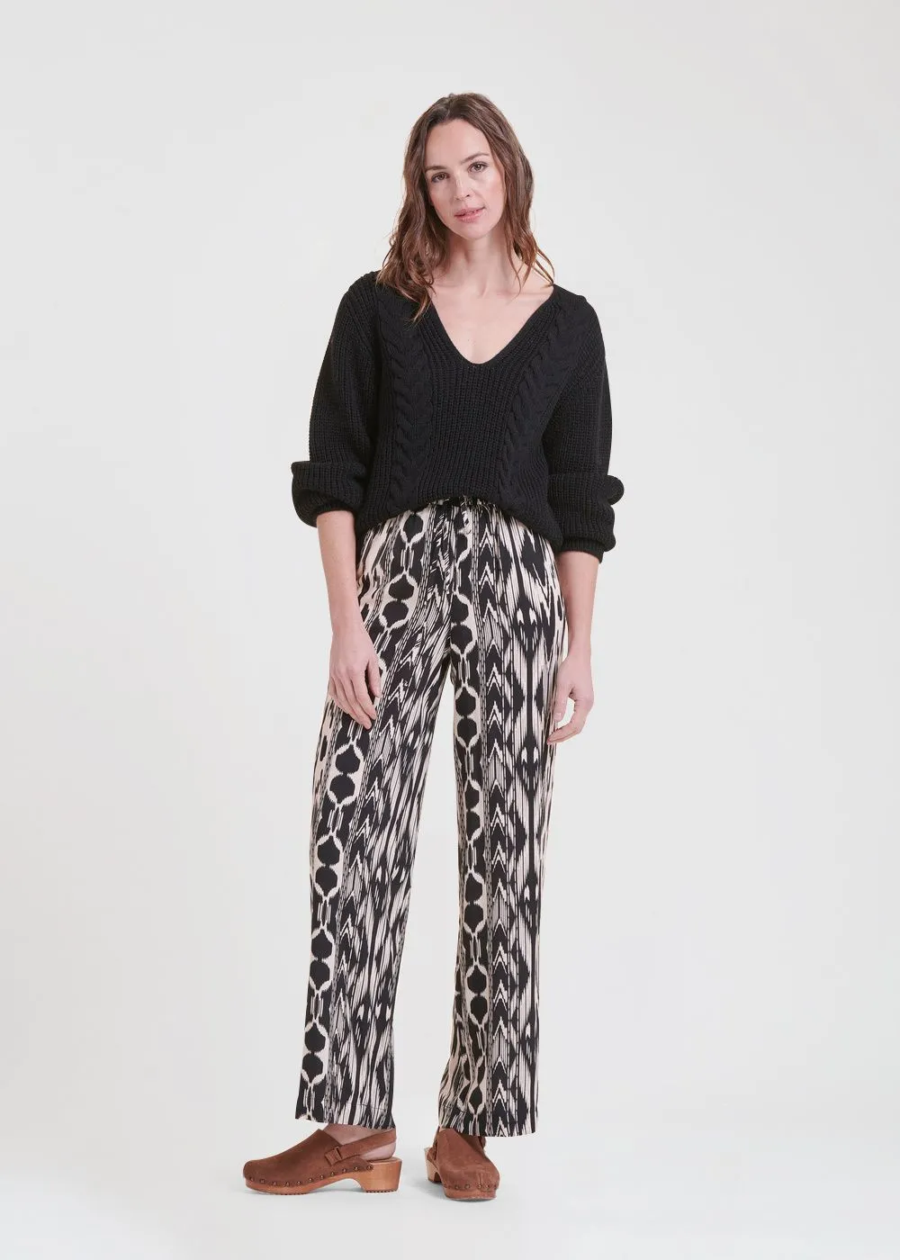 Pantalón recto estampado de talle alto en negro