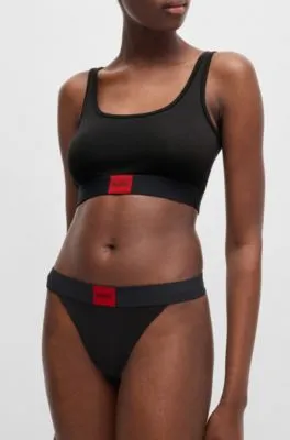 Tanga de algodón elástico con etiqueta con logo roja