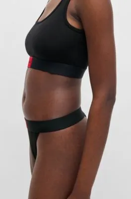 Tanga de algodón elástico con etiqueta con logo roja