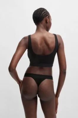 Tanga de algodón elástico con etiqueta con logo roja