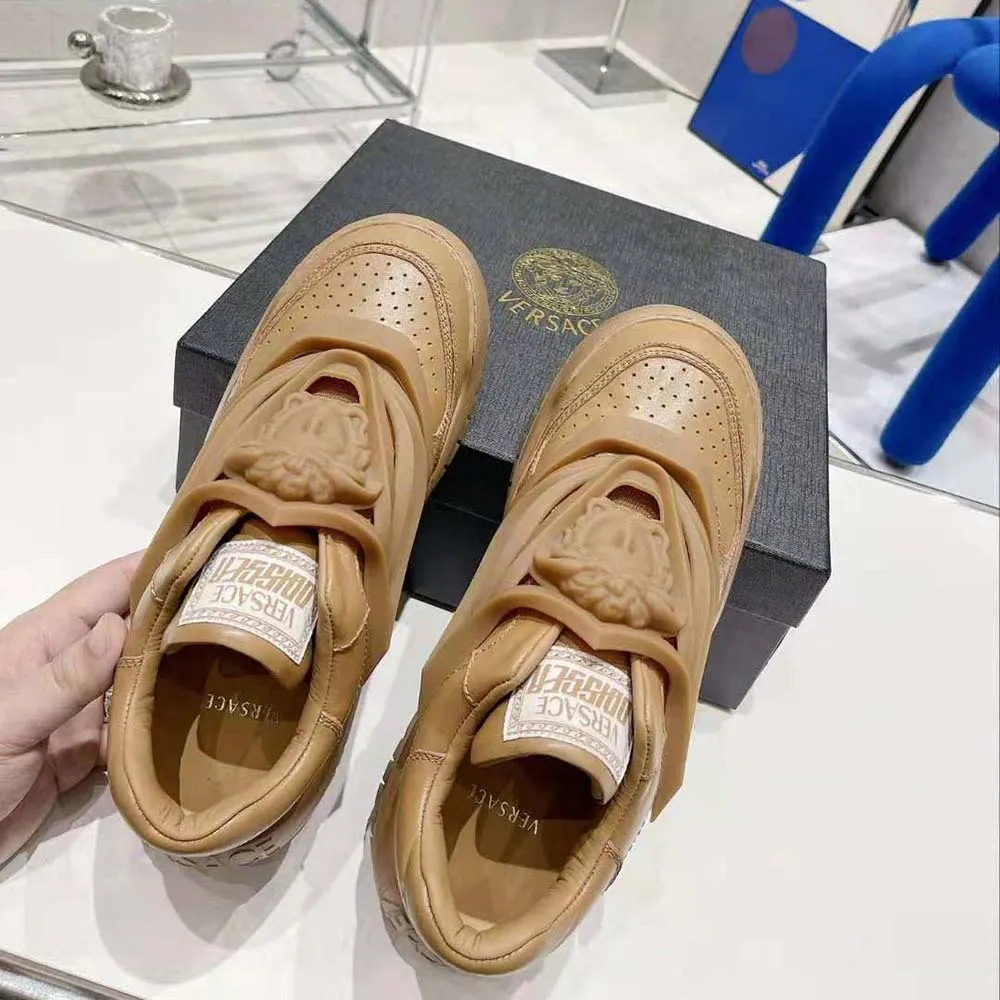 Versace Zapatillas unisex Odissea con suela de goma y puntera perforada, color marrón