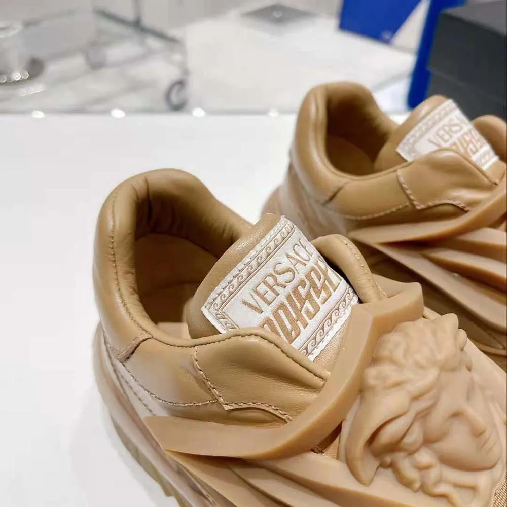 Versace Zapatillas unisex Odissea con suela de goma y puntera perforada, color marrón