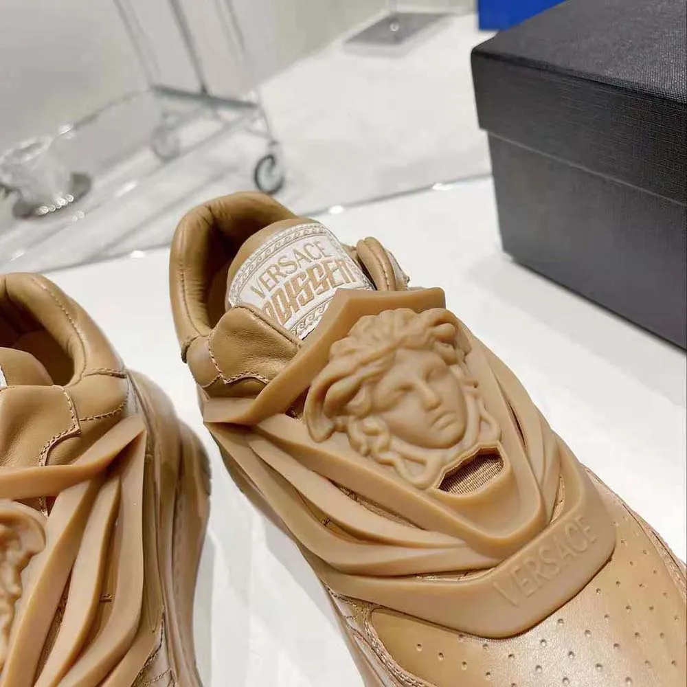 Versace Zapatillas unisex Odissea con suela de goma y puntera perforada, color marrón