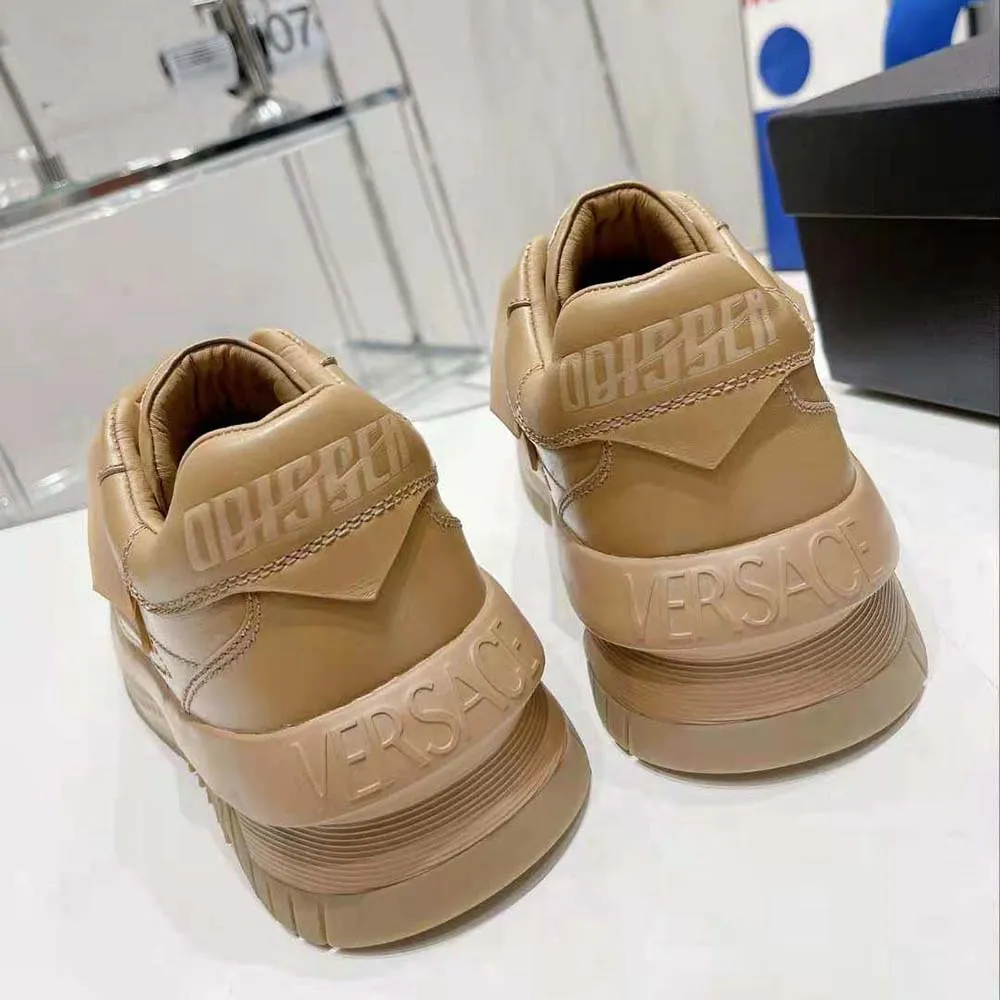 Versace Zapatillas unisex Odissea con suela de goma y puntera perforada, color marrón